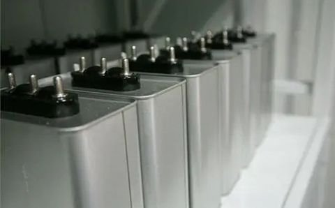 哪些因素影響電力電容器的容量？