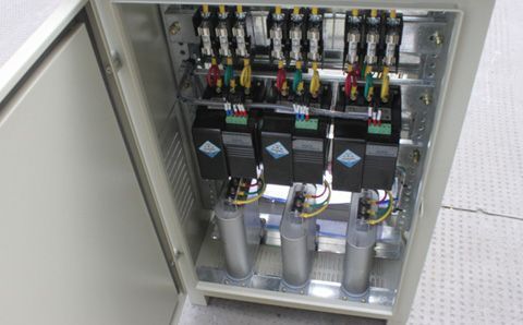 如何快速識(shí)別電容器組中有故障的低壓電容器？
